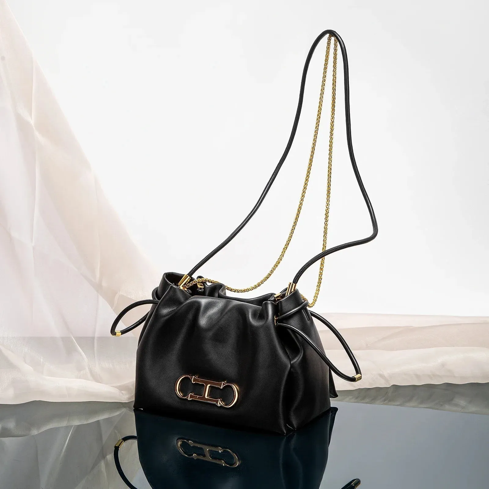 Chic Solid Color Retro Style Women's Drawstring Shoulder Bag
